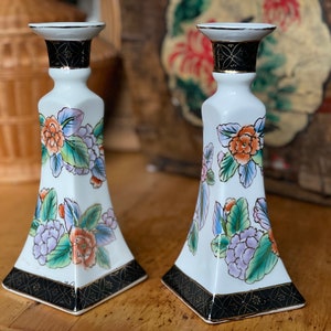 Vintage Paar chinesische Porzellan Kerzenhalter, wunderschön handbemalte Blumen mit erhabenen goldenen Akzenten, ausgezeichneter Zustand