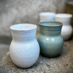 Kleine Keramikvase, handgefertigter Blumentopf, schwedische Kleinserienkeramik