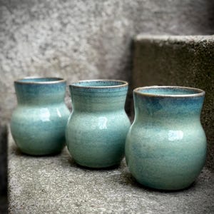 Vaso turchese, vaso da fiori in ceramica, ceramica svedese prodotta in piccola serie