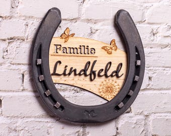 Türschild | Familien - Namensschild umrahmt von echtem großen Hufeisen mit Holz - Wunschname Glücksgeschenk / Geschenk für Pferdeliebhaber