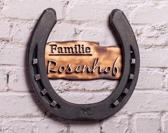 Türschild | echtes Hufeisen - Namensschild mit Familien - Name auf geflammtem Holz im Western-Stil - Handgemacht und personalisiert - UK