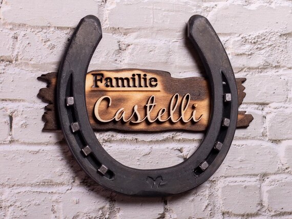 Türschild | echtes Hufeisen - Namensschild mit Familien - Name auf geflammtem Holz im Western-Stil - Handgemacht und personalisiert - BK