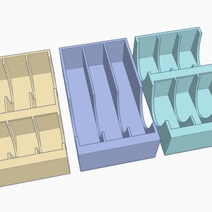 Può includere: Tre organizzatori di stoccaggio stampati in 3D in giallo chiaro, lavanda e azzurro. Ogni organizzatore ha una base rettangolare e divisori verticali, creando più scomparti. I lati hanno un design curvo.