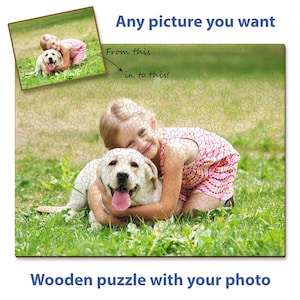 Puede incluir: Un rompecabezas de madera con una niña abrazando a un perro en un campo de hierba. El rompecabezas está personalizado con una foto de la niña y el perro.