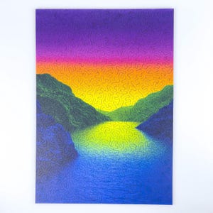 Peut inclure: Un puzzle coloré représentant un paysage avec un lac et des montagnes. Le ciel passe du violet à l'orange, avec des montagnes vertes et un lac bleu. Les pièces du puzzle ont un motif ondulé unique.