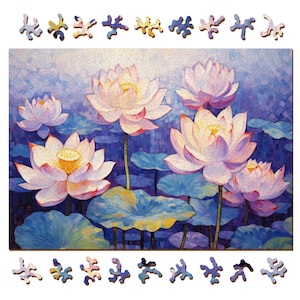 Könnte beinhalten: Ein Gemälde von rosa und weißen Seerosen mit gelben Zentren, die in einem Teich mit blauem und violettem Wasser blühen. Die Seerosen haben grüne Blätter und sind von einer nebeligen Atmosphäre umgeben.