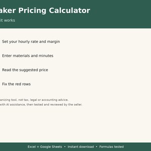 Puede incluir: Un documento digital Maker Pricing Calculator con encabezado verde oscuro y fondo crema. Enumera cuatro pasos: establecer tarifa por hora y margen, ingresar materiales y minutos, leer el precio sugerido y corregir las filas rojas. Incluye descargo.