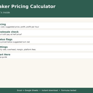 Puede incluir: Una interfaz digital de calculadora de precios para creadores con encabezado verde oscuro y fondo crema. Enumera funciones como Pricing, Wholesale check, Status flags, Settings y Start Here, con subt&iacute;tulos para cada secci&oacute;n y un pie de p&aacute;gina.