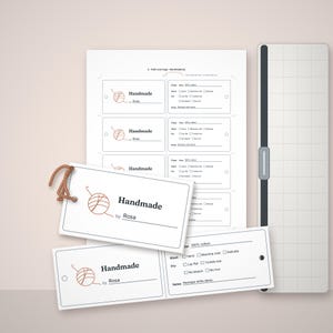 Puede incluir: Una hoja de etiquetas rectangulares blancas plegables con un icono de ovillo de lana marrón y el texto Handmade by Rosa. Las etiquetas incluyen instrucciones de cuidado para 100% algodón, ajustes de lavado y secado, y una línea de notas.