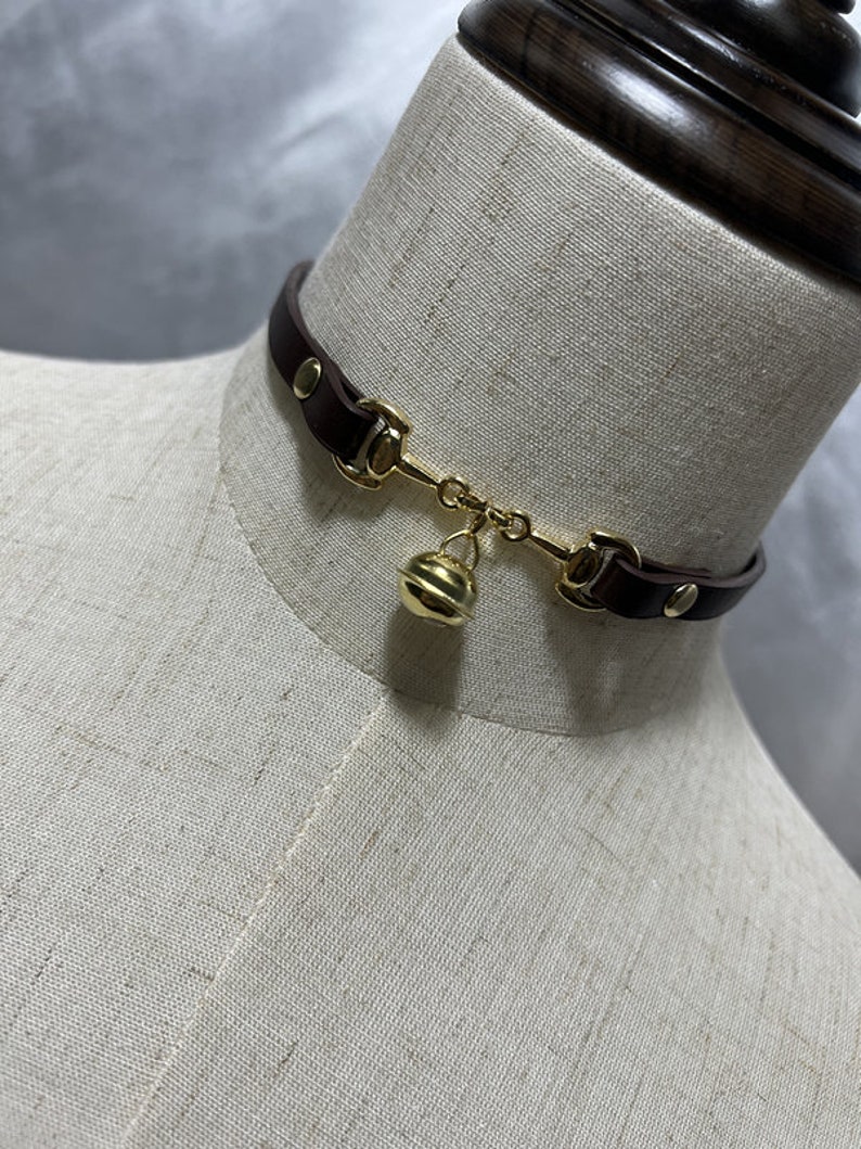 Handgjord gotisk läderklocka: Halsband i mörk stil bild 1