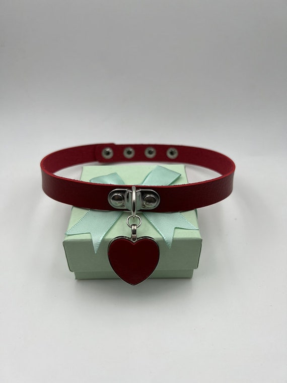 Jurxy Collana Girocollo Cuore Pelle Sintetica Collare del Choker di Goth con Il Cuore Punk Rock Collar Dimensione Regolabile - Bianca con Cuore d'oro