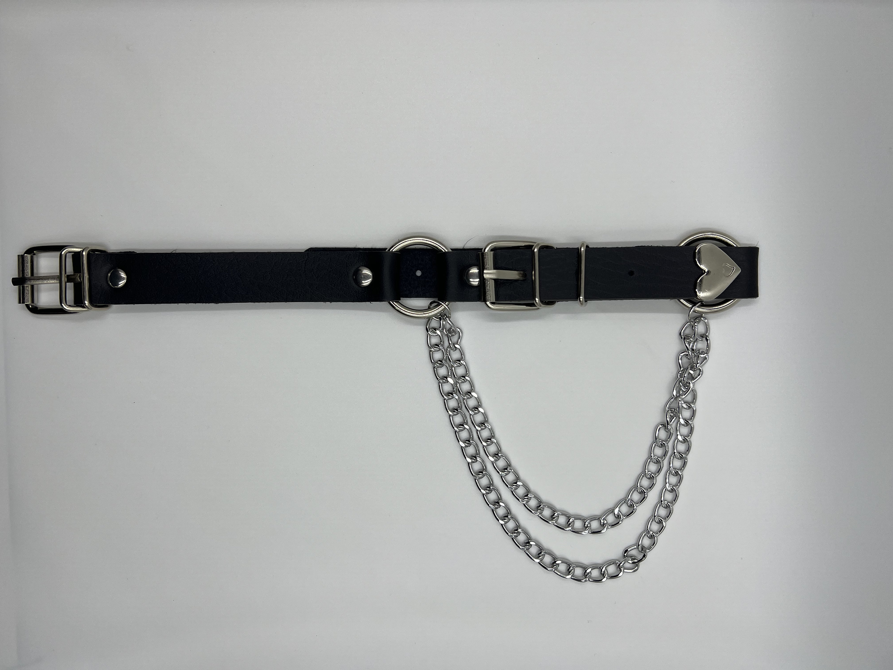Collana fatta a mano da donna. Girocollo. Collana in cotone e corni