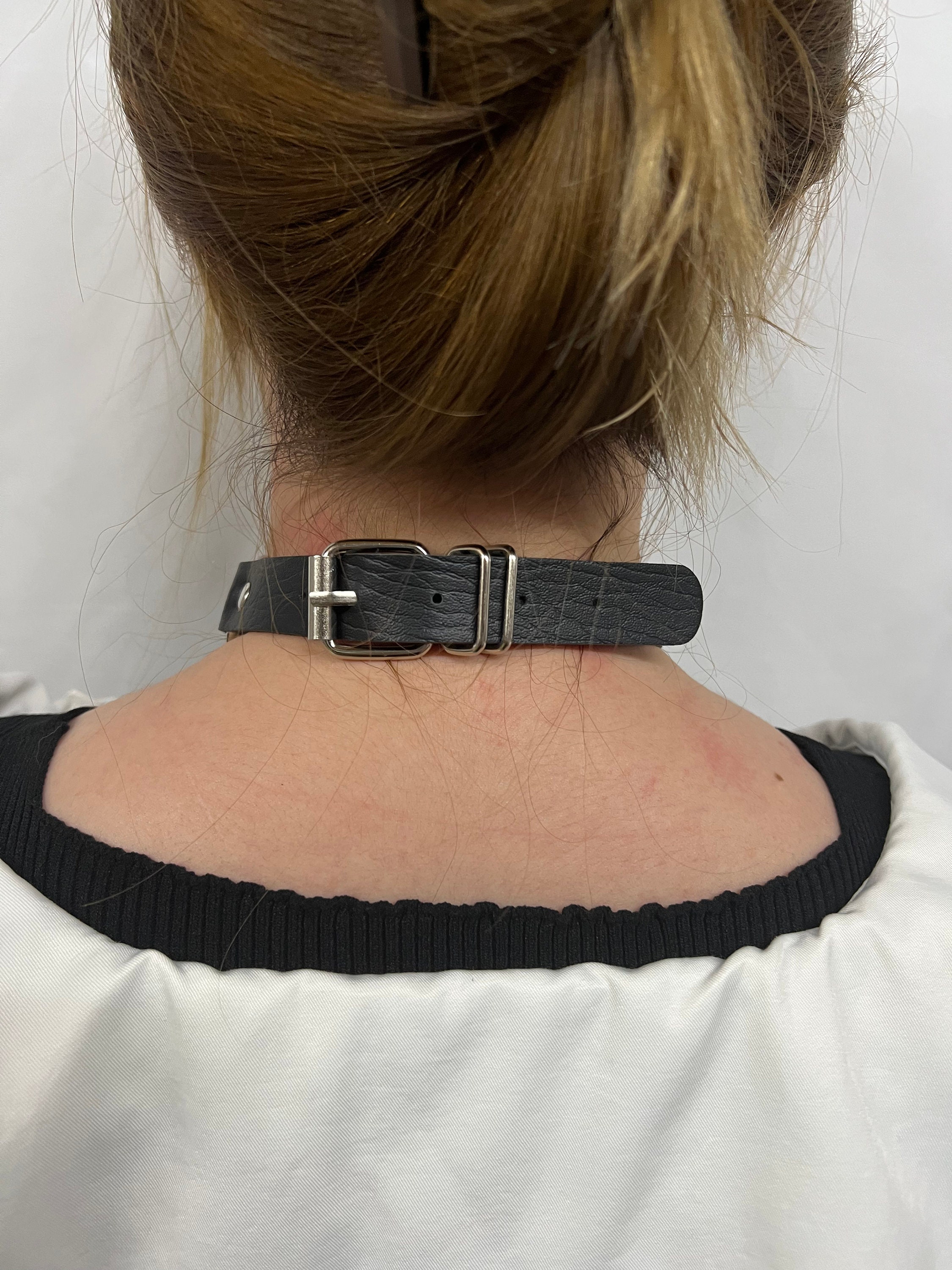 Collana girocollo da donna, in pelle nera, stile punk, cerchio