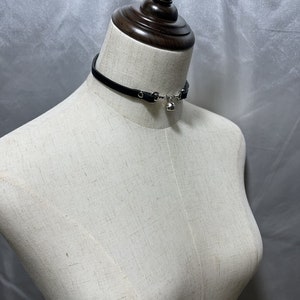 Handgjord gotisk läderklocka: Halsband i mörk stil bild 6
