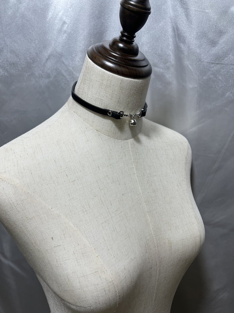 Handgjord gotisk läderklocka: Halsband i mörk stil bild 6