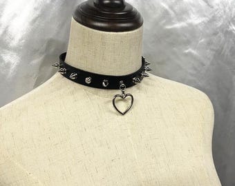 Modische und personalisierte handgefertigte Lederhalsband CHOKER Punk Niete herzförmige Anhänger Halskette
