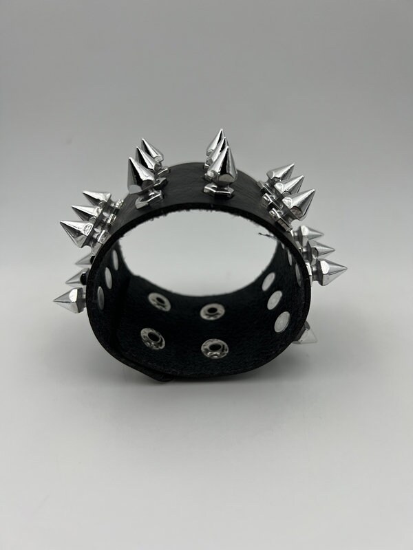 Acquista Accessori personalizzati a mano in lega punk con bracciale largo in pelle retrò alla moda in Italia a partire da 4.43