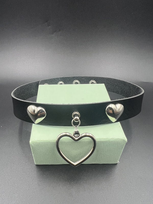 Milakoo Collana girocollo in pelle PU stile punk a forma di cuore con rivetti
