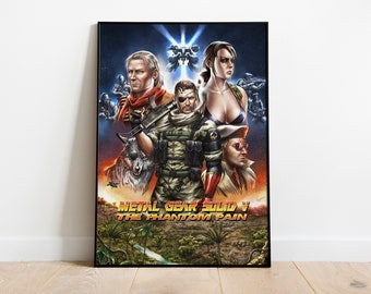 Può includere: Un poster per il videogioco Metal Gear Solid V: The Phantom Pain. Il poster presenta un gruppo di personaggi del gioco, tra cui un soldato in mimetica, una donna con lunghi capelli biondi e un uomo con la barba. Il poster è ambientato su uno sfondo scuro con un elicottero che vola nel cielo.