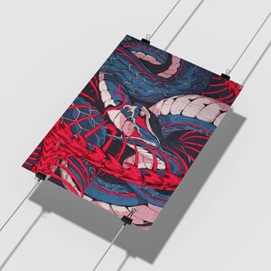 K&ouml;nnte beinhalten: Eine digitale Illustration einer roten und blauen Schlange mit einem detaillierten Muster. Die Schlange ist um ein rotes und wei&szlig;es Blumenmuster gewickelt.