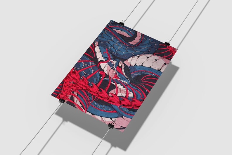 K&ouml;nnte beinhalten: Eine digitale Illustration einer roten und blauen Schlange mit einem detaillierten Muster. Die Schlange ist um ein rotes und wei&szlig;es Blumenmuster gewickelt.