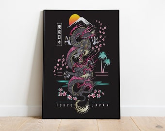 Könnte beinhalten: Eine Schwarzweißillustration eines japanischen Drachen mit rosa und blauen Akzenten. Der Drache ist von Kirschblüten und Palmen umgeben. Der Text "TOKYO JAPAN" befindet sich am unteren Rand des Bildes.