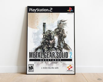 Può includere: Una copertina di videogioco per Metal Gear Solid 2: Substance per Playstation 2. La copertina presenta un'illustrazione in bianco e nero di due personaggi, un uomo e una donna, in un paesaggio innevato. Il titolo "Metal Gear Solid 2: Substance" è in grandi caratteri grassetto. La classificazione PEGI di "18" è nell'angolo in basso a sinistra.