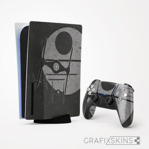 Op de afbeelding: Een zwarte en grijze PlayStation 5 console en controller met een Star Wars-thema. De console heeft een verweerde look met een Death Star en TIE-fighters. De controller heeft een vergelijkbaar ontwerp met een Death Star en TIE-fighter afbeelding.