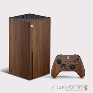 Puede incluir: Una consola Xbox Series X y un mando a juego, ambos con un acabado en madera de color marrón oscuro. La consola tiene un logotipo de Xbox negro en la parte delantera. El mando tiene los botones estándar de Xbox.