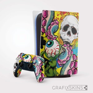 Peut inclure: Une peau colorée pour console et manette PlayStation 5 avec un crâne, un œil et des tentacules. Le motif est sur un fond jaune avec des éclaboussures noires et blanches.