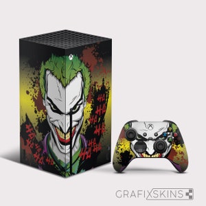Puede incluir: Una piel para consola Xbox Series X y mando negro y verde con un gráfico del Joker de Batman. El diseño incluye un primer plano de la cara del Joker con un esquema de color verde y morado y el texto "HA HA HA" repetido varias veces.
