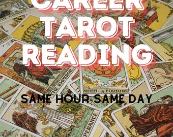Könnte beinhalten: Ein Nahaufnahmebild eines Tarotkarten-Spreads mit dem Text "CAREER TAROT READING SAME HOUR SAME DAY" in rosa Buchstaben. Die Karten stammen aus einem traditionellen Rider-Waite Tarot-Deck.