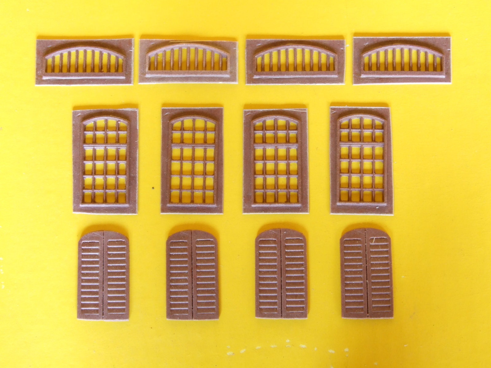 Modellismo Ferroviario - CM ED-018-B - Set Finestre E Persiane In Legno