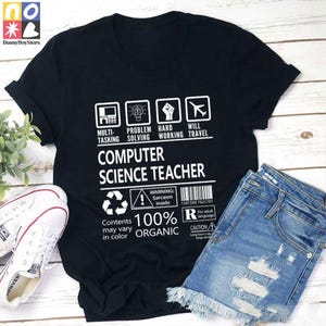Könnte beinhalten: Schwarzes T-Shirt mit weißem Text und Grafiken, einschließlich der Worte "COMPUTER SCIENCE TEACHER". Das Shirt zeigt Symbole und Sätze wie "MULTI-TASKING" und "PROBLEM SOLVING". Das Shirt wird mit Jeansshorts und weißen Turnschuhen kombiniert.
