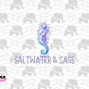 Op de afbeelding: Een aquarel zeepaardje in blauw- en paarstinten is het middelpunt van dit ontwerp. De tekst "SALTWATER & SASS" staat onder het zeepaardje, met het logo van "THE VINYL ELEPHANT" onderaan.