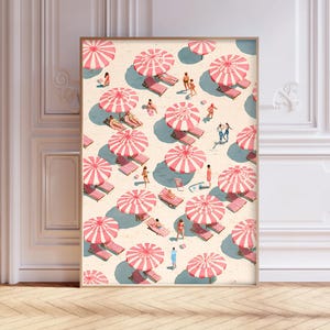 Könnte beinhalten: Ein gerahmter Druck mit einer Strandszene mit zahlreichen rosa-weiß gestreiften Sonnenschirmen, Liegestühlen und Figuren. Das Kunstwerk hat eine Vintage-Ästhetik mit hellblauem Hintergrund und einer warmen, sandfarbenen Farbe.