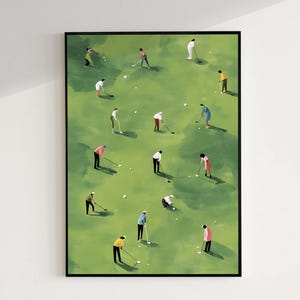 Puede incluir: Una impresión artística enmarcada que representa una escena de campo de golf. La obra de arte representa numerosas figuras con atuendos de varios colores jugando al golf en un campo verde. Hay pelotas de golf blancas esparcidas.