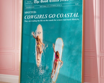 以下が含まれることがあります： ターコイズブルーと白の新聞で、見出しは「COWGIRLS GO COASTAL」。海でサーフボードに乗っている2人の女性の画像が掲載されています。見出しの下のテキストには、「They are trading the life on the ranch for a more laid back lifestyle.」とあります。