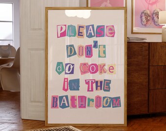 Könnte beinhalten: Ein gerahmtes Poster mit dem Text "PLEASE DON'T DO COKE IN THE BATHROOM" in bunten, ausgeschnittenen Buchstaben. Das Poster hängt an einer weißen Wand in einem Raum mit Holzboden.
