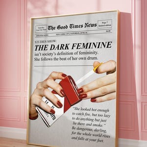 Stampe di giornali alla moda, carrello bar retrò, arte murale con energia femminile dark, estetica della copertina di una rivista, notizie del New York Times, arredamento per la camera preppy