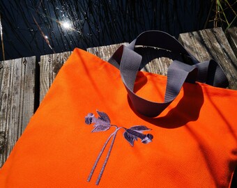 Orangefarbene Canvas-Tasche mit gestickten Narzissen: 'Time is Now' Inschrift