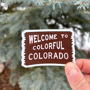 Benvenuti nel colorato Colorado - Adesivo in vinile - Adesivo impermeabile per cartello di benvenuto dello stato del Colorado - Viaggio nei parchi nazionali - Zaino in spalla - Avventura