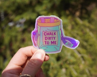 Op de afbeelding: Een holografische sticker van een krijtzak met de tekst "Chalk Dirty To Me".