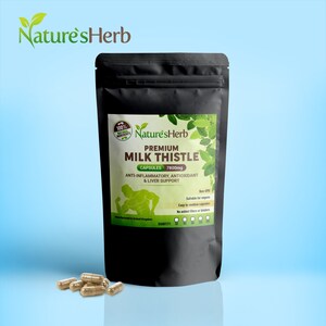 Könnte beinhalten: Ein schwarzer Beutel mit einem weißen Etikett, auf dem "Nature's Herb Premium Milk Thistle Capsules 7800mg Anti-Inflammatory, Antioxidant & Liver Support" steht. Der Beutel liegt auf einem hellblauen Hintergrund mit einem Haufen brauner Kapseln davor.