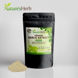 Może przedstawiać: Czarny, zamykany na suwak worek z etykietą, na której widnieje napis "Nature's Herb Premium Garlic Extract Powder Natural Heart Health & Immune System Enhancer". Etykieta zawiera zielony wzór liścia i zielone koło z tekstem "100% Natural Ingredients".