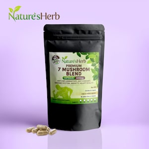 Può includere: Borsa nera con un'etichetta bianca che recita "Nature's Herb Premium 7 Mushroom Blend Capsule 6000mg Antinfiammatorio, Antiossidante, Sistema immunitario, Ansia, Salute del cuore Non-GMO Adatto per vegani Capsule facili da deglutire Senza riempitivi o leganti aggiunti" con un design a foglia verde. La borsa è su una superficie viola chiaro con un mucchio di capsule marroni di fronte.