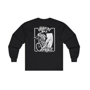 Pode incluir: Camiseta preta de manga comprida com um gráfico branco. O gráfico apresenta um ciclista de BMX, as palavras "Hi Fire BMX" e "Up The Track". O design está emoldurado em um retângulo com elementos decorativos.
