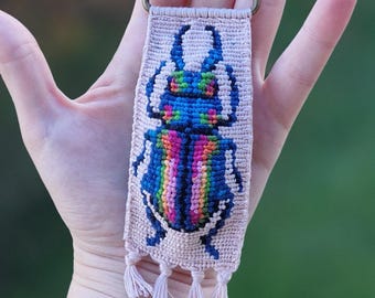 Llavero anudado, diseño de letras, accesorios hechos a mano, escarabajo colorido, joyería rosa, adorno para bolso