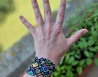 Pulsera de la amistad anudada, accesorios hechos a mano, regalo único, joyería hippie boho, pulsera colorida, patrón de cuadrados