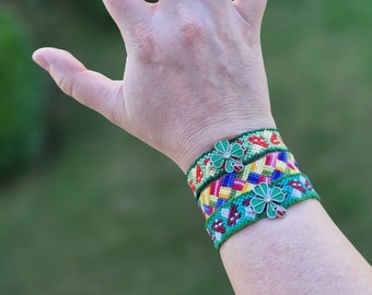 Pulsera anudada / Pulsera de la amistad / Hecha a mano / Regalo único / Accesorios / Hongo / Ombre / Charms / Trébol / Mariquita